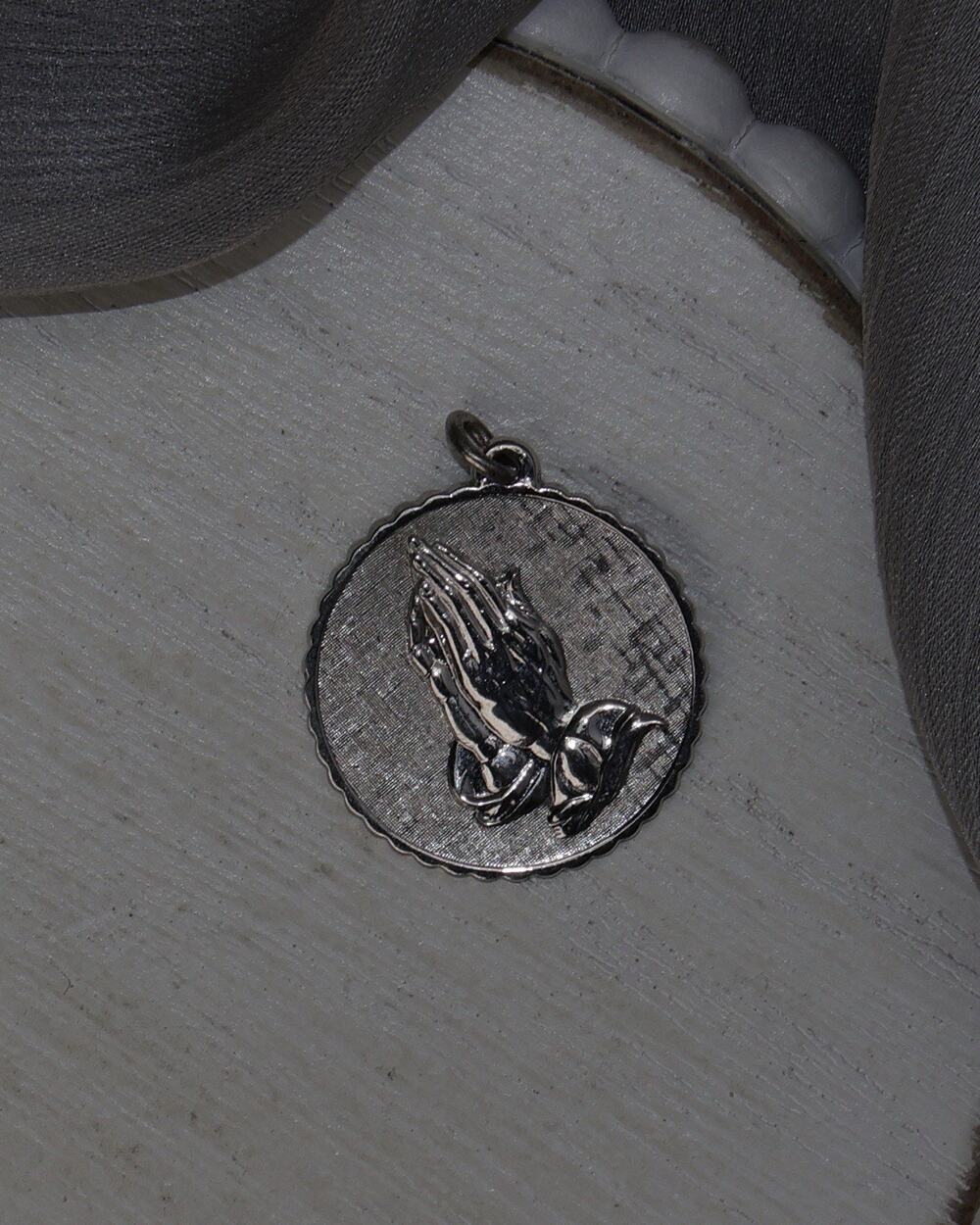 Vintage Praying Hands Sterling Silver Charm 5.55G / 1.1in